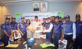 ট্রাফিক অফিসার ফোর্সদের মাঝে জেলা পুলিশ সুপারের ঈদ উপহার বিতরণ
