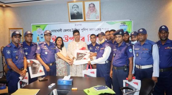 ট্রাফিক অফিসার ফোর্সদের মাঝে জেলা পুলিশ সুপারের ঈদ উপহার বিতরণ