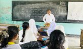 স্কুল পরিদর্শনে গিয়ে ক্লাস নিলেন নোয়াখালীর ডিসি