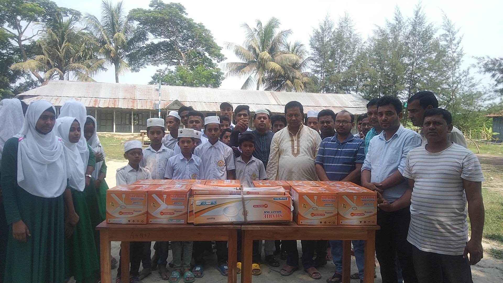 স্কুল প্রতিষ্ঠার ১৭ বছর পর বৈদ্যুতিক পাখা পেল বিদ্যালয়, শিক্ষক ও শিক্ষার্থীদের স্বস্তি 