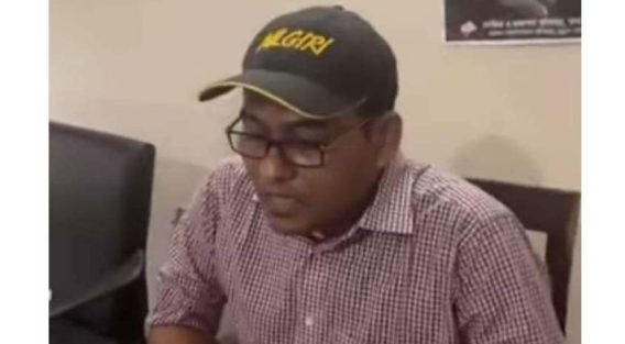 ভূমি কর্মকর্তা স্ত্রীর অফিস করেন স্বামী, ভিডিও ভাইরাল  