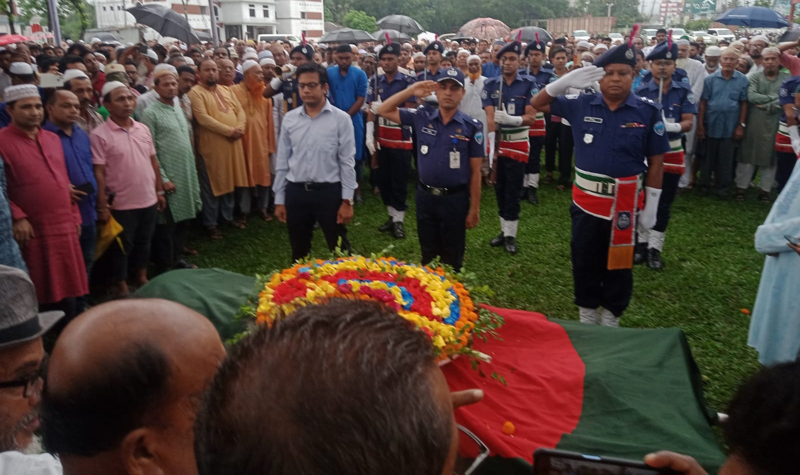 মায়ের কবরের পাশে সমাহিত হলেন সিরাজুল আলম খান  