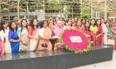 প্রতিবার্ষিকীতে বঙ্গবন্ধুর প্রতিকৃতিতে যুব মহিলা লীগের শ্রদ্ধা