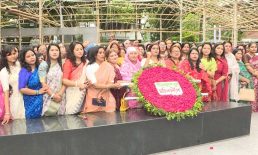 প্রতিবার্ষিকীতে বঙ্গবন্ধুর প্রতিকৃতিতে যুব মহিলা লীগের শ্রদ্ধা
