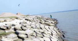 দেবে গেছে ৬৮১ কোটির বেড়িবাঁধ, কিছু অবকাঠামোর নাট-বল্টু গায়েব