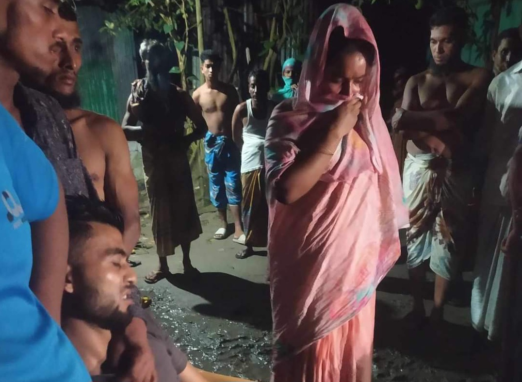 ১০ বেত্রাঘাতে বিচার শেষ : প্রবাসীর স্ত্রীর ঘরে পরকিয়া প্রেমিক আটক