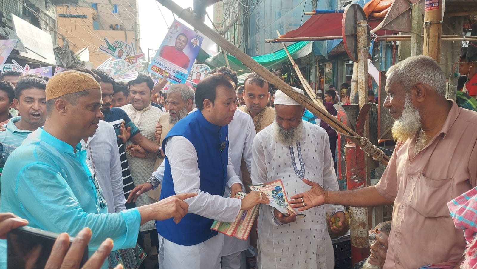 সোনাইমুড়ী-চাটখিল সংসদীয় আসনে নৌকা মার্কায় ভোট চেয়ে লিফলেট বিতরণ 