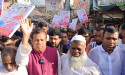 চাটখিলে নৌকা মার্কায় ভোট চেয়ে জাহাঙ্গীর আলমের লিফলেট বিতরণ