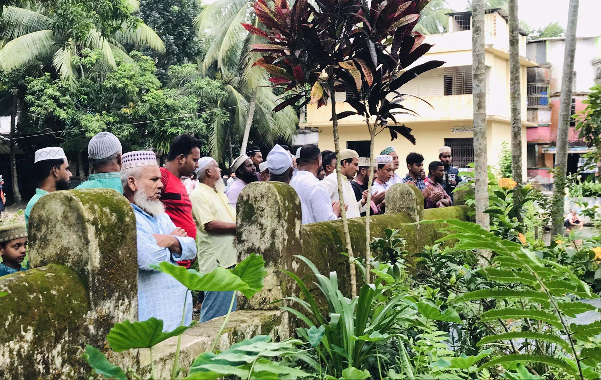চাটখিলে আ.লীগ নেতার কবর যিয়ারত করলেন সুপ্রিম কোর্টের আইনজীবি সমিতির সম্পাদক দুলাল