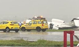 রানওয়ে থেকে ছিটকে গেলো প্লেন, আহত ৩