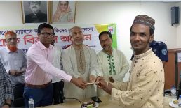 চাটখিলে দুরারোগ্য ব্যধিতে আক্রান্তদের মাঝে সমাজসেবার চেক বিতরণ