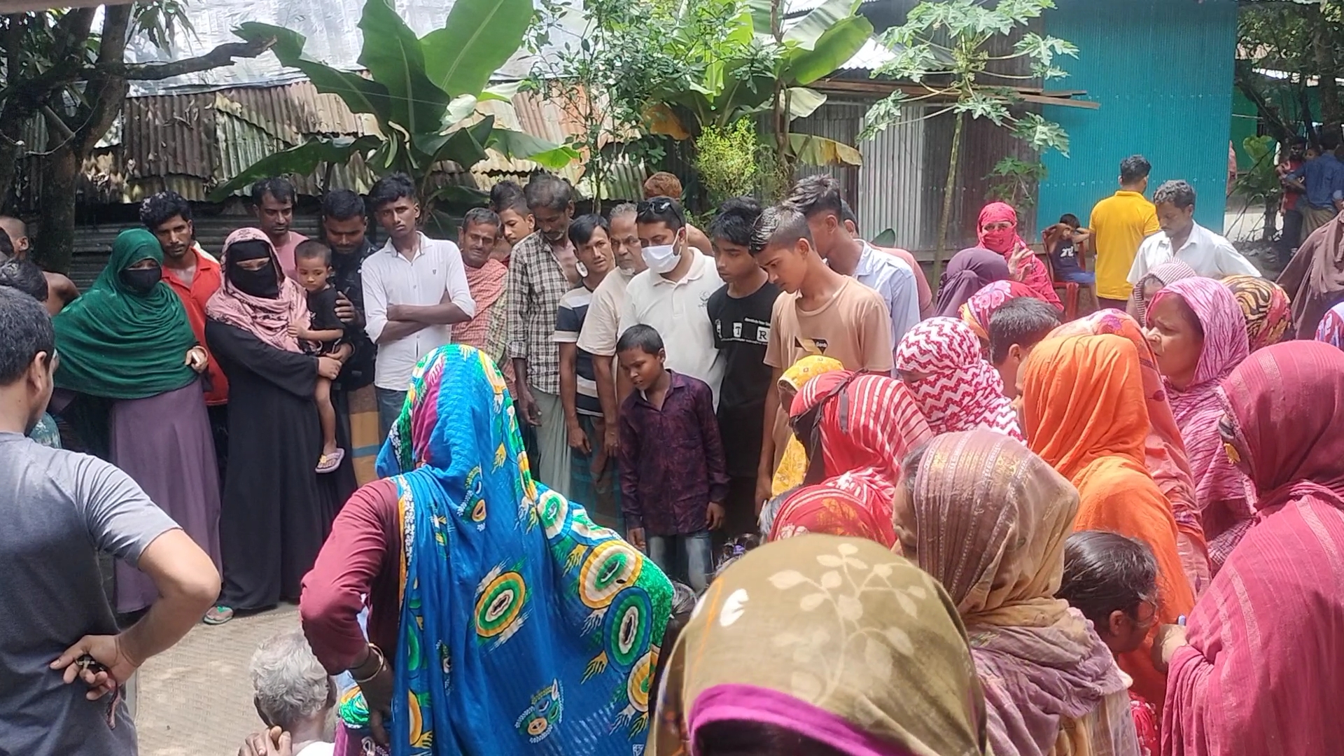 সুবর্ণচরে মসজিদের ছাদের পাতা কুড়াতে উঠে  বিদ্যুৎস্পৃষ্টে মামা ভাগিনা নিহত