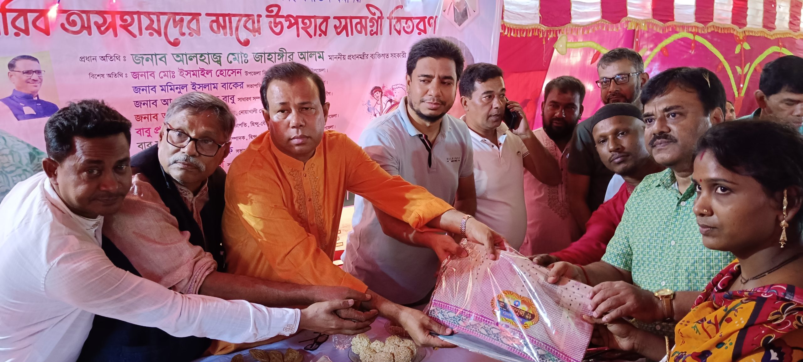 চাটখিল সোনাইমুড়িতে ২২ পূজা মন্ডপে নগদ অর্থ-উপহার সামগ্রী বিতরণ