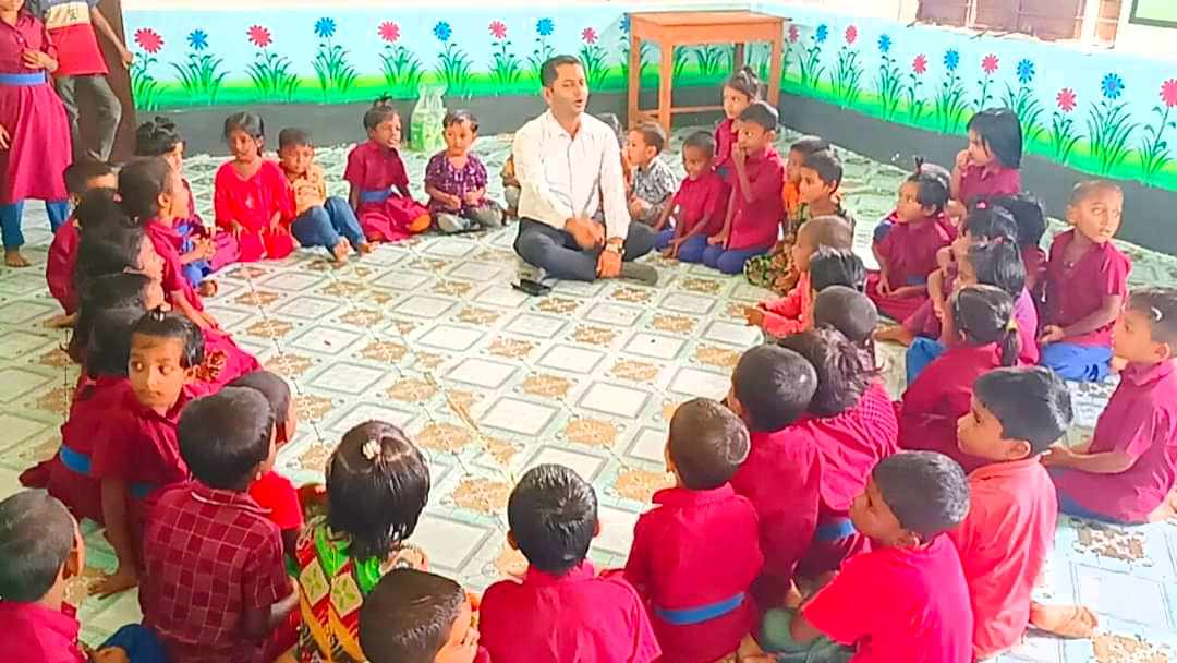স্কুল পরিদর্শনে গিয়ে ক্লাস নিলেন ইউএনও