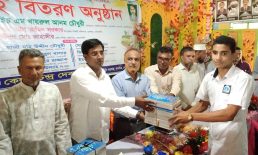 সুবর্ণচরে শিক্ষার্থীকে বই উপহার দিলেন ইউপি চেয়ারম্যান