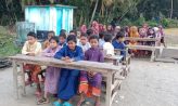 শিক্ষার্থীদের নিয়ে খোলা আকাশের নিচে চলছে পাঠদান