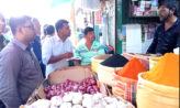কবিরহাটে অতিরিক্ত দামে পেঁয়াজ বিক্রি, ৪ প্রতিষ্ঠানকে জরিমানা