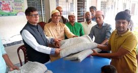 চাটখিলে শীতার্ত মাঝে কম্বল বিতরণ করলেন ড. মোহাম্মদ ফারুক
