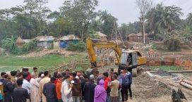 নেয়াজপুরে ব্রীজ নির্মাণে জনদুর্ভোগ চরমে