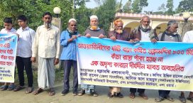 কবিরহাটে কাঁচা রাস্তা পাকাকরণের দাবিতে এলাকাবাসী মানববন্ধন