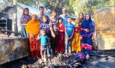 আগুনে নিঃস্ব বেলাল মিয়া ১২ সদস্যের পরিবার নিয়ে খোলা আকাশের নিচে
