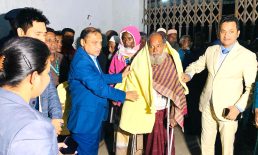 রেলস্টেশনে শীতার্তদের কম্বল বিতরণ করলেন ডিসি