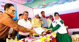 মাইজদীতে ৪৩৭ শিক্ষার্থীর মধ্যে বৃত্তি প্রদান