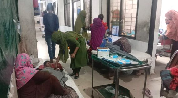 মেয়েদের ছবি তোলার কারণ জিজ্ঞেস করায় দফায় দফায় মা-মেয়েকে মারধর, মেলেনি বিচার