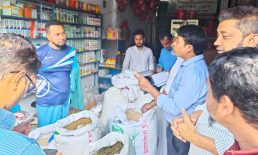 কবিরহাটে লাইসেন্স ছাড়া পশু খাদ্য বিক্রি, ৩ দোকানীকে জরিমানা