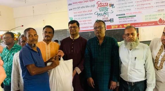 সেনবাগে দুঃস্থ ও অসহায়দের মাঝে ইফতার সামগ্রী বিতরণ