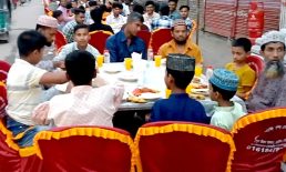 ডেকোরেশন শ্রমিকের জমানো টাকায়  ইফতার করলো ১২শত মানুষ