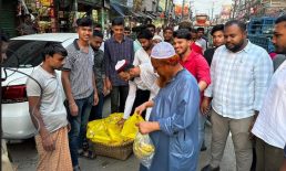 উপজেলা ছাত্রলীগ উদ্যোগে পথচারী ও অসহায়দের ইফতার সামগ্রী বিতরণ