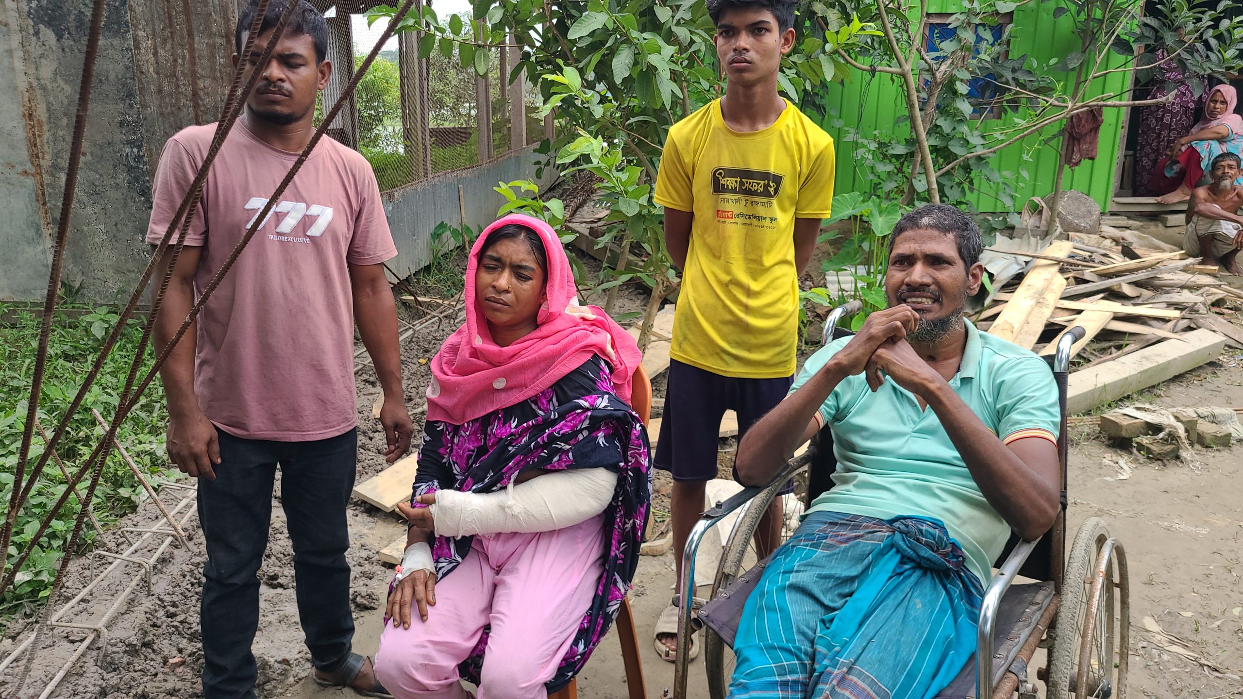 বেগমগঞ্জে বিদেশ ফেরত পঙ্গু এনামের বাড়ীতে সন্ত্রাসী হামলা ভাঙচুর মহিলা সহ আহত-৩