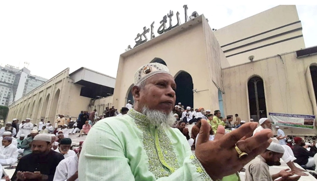 ঈদ জামাত শেষে দেশ ও মুসলিম উম্মাহর শান্তি কামনায় বিশেষ মোনাজাত