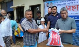 নিম্নআয়ের মানুষের মাঝে আজও চাল বিতরণ করলেন নোয়াখালী পৌরসভার মেয়র