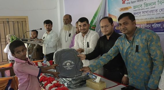 সেনবাগে সাড়ে ৩শ শিক্ষাথীর মাঝে স্কুল ব্যাগ বিতরণ