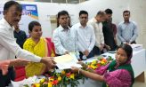 পল্লী কর্মসংস্থান ও সড়ক রক্ষণাবেক্ষণ কর্মসূচির নারীকর্মীদের চেক বিতরণ