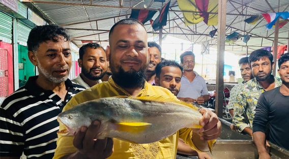 হাতিয়ায় ১ কেজি ওজনের পোয়া মাছ এক হাজারে বিক্রি