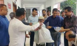 বন্যাকবলিত ফেনী ও নোয়াখালীতে সুপ্রিম কোর্টের ত্রাণ বিতরণ