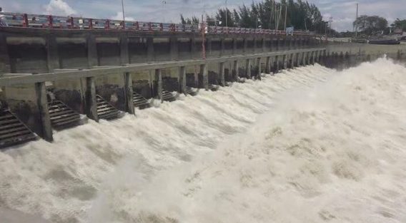 জেলা প্রশাসকের যোগসাজশে কাদের মির্জার বালু উত্তোলন, তলিয়ে গেছে মুছাপুর রেগুলেটর