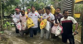 বন্যাদুর্গত এলাকায় ঘরে ঘরে ত্রাণ পৌঁছে দিল কেন্দ্রীয় ছাত্রদল