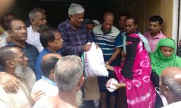 মাইজদীতে বিএনপির ভাইস চেয়ারম্যান শাহজাহানের ত্রাণ বিতরণ