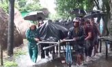 বন্যায় দুর্ভোগ : ভ্যান গাড়িতে মরদেহ গেল কবরস্থানে