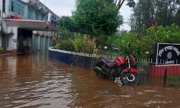 পুরো জেলায় বিপদসীমার ওপরে পানি, উপজেলা জুড়ে ভয়াবহ বন্যা