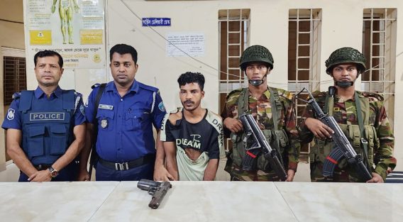 ঢাকায় লুন্ঠিত পিস্তল সেনবাগে বিক্রির চেষ্টা, গ্রেপ্তার ১