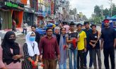 সড়কে ট্রাফিক পুলিশের দায়িত্ব পালনে সাধারণ ছাত্রছাত্রী