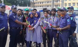 বেগমগঞ্জে ট্রাফিক বিভাগের পক্ষ থেকে ছাত্রছাত্রীদের ফুলেল শুভেচ্ছা