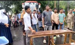 সোনাইমুড়ীতে অধ্যক্ষের পদত্যাগ দাবিতে সড়ক অবরোধ