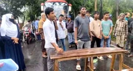 সোনাইমুড়ীতে অধ্যক্ষের পদত্যাগ দাবিতে সড়ক অবরোধ