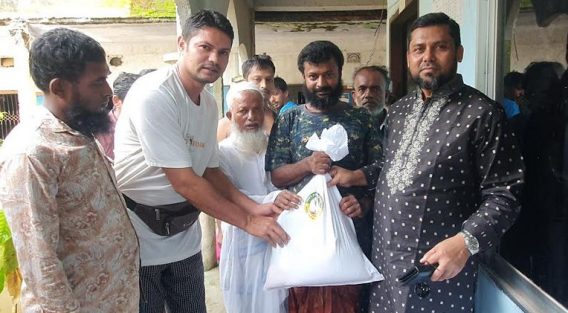 সোনাইমুড়ীতে নজির ফাউন্ডেশনের উদ্যোগে বন্যার্তদের মাঝে ত্রাণ বিতরণ